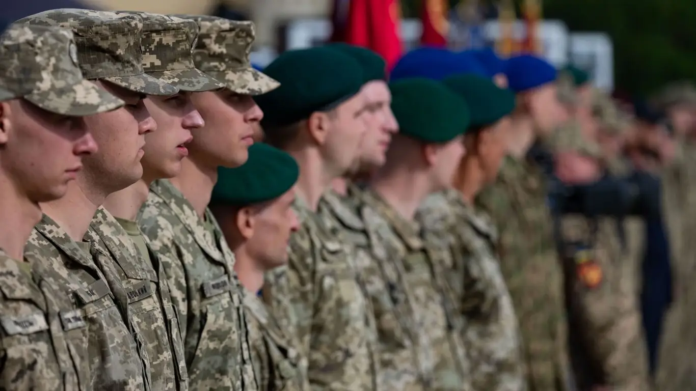 Первые юнцы принесли присягу. 18-летние украинцы вступили в ряды ВСУ