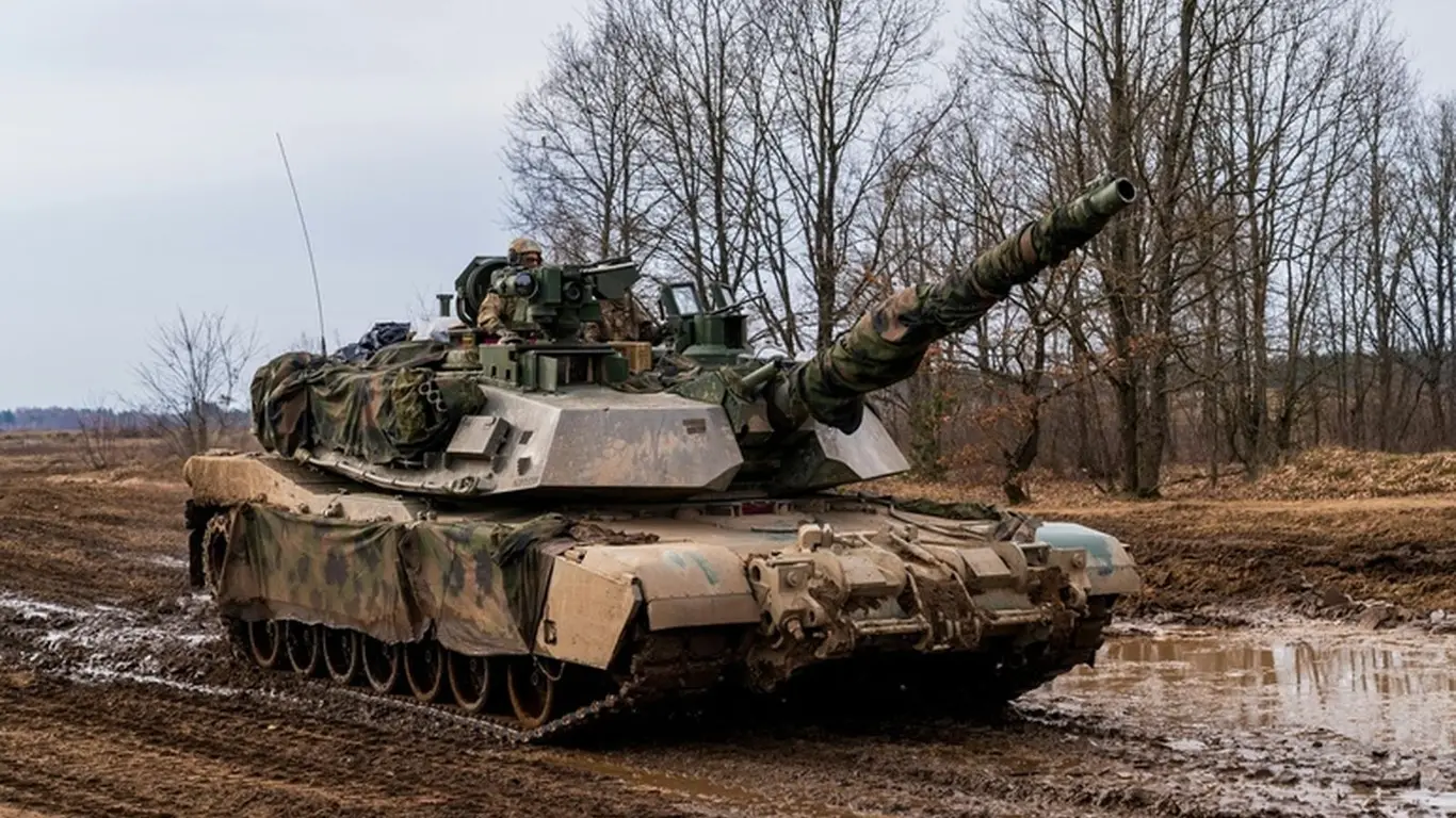 Пыль вместо фронта: почему новые танки Abrams не могут попасть на Украину