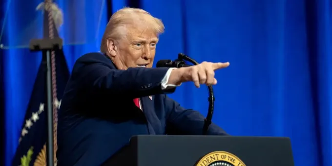 Трамп презирает Зеленского и убежден в слабости Украины Трамп презирает Зеленского и убежден в слабости Украины