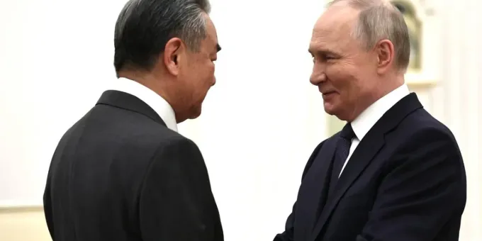 Путин нарушил протокол на встрече с Ван И в Кремле и восхитил Китай Путин нарушил протокол на встрече с Ван И в Кремле и восхитил Китай