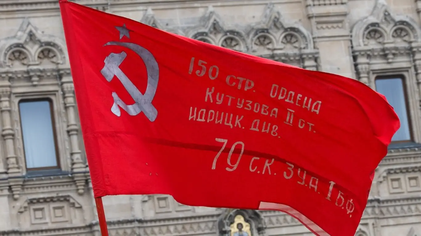 «65 на 35». В России развернули гигантское знамя Победы
