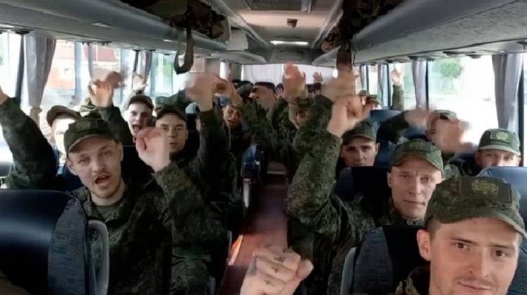 Россия из украинского плена вернула ещё одну группу военных Россия из украинского плена вернула ещё одну группу военных
